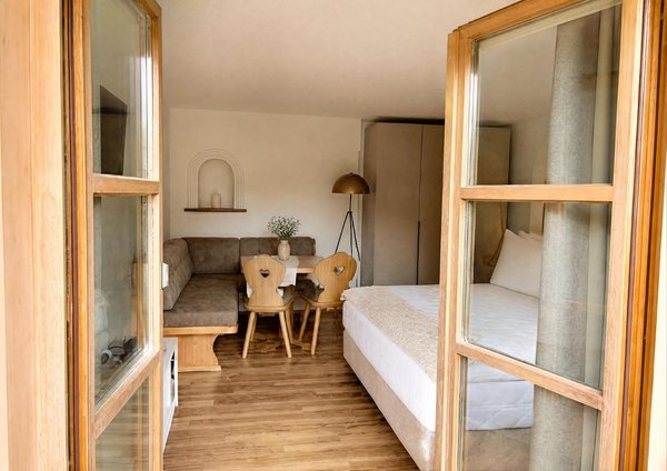 ULA_EASY STAY_Apartment 4_Wohnbereich.jpg